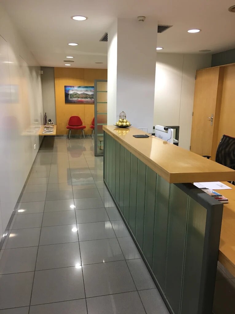 Pasillo y zona de recepción del centro médico náutico